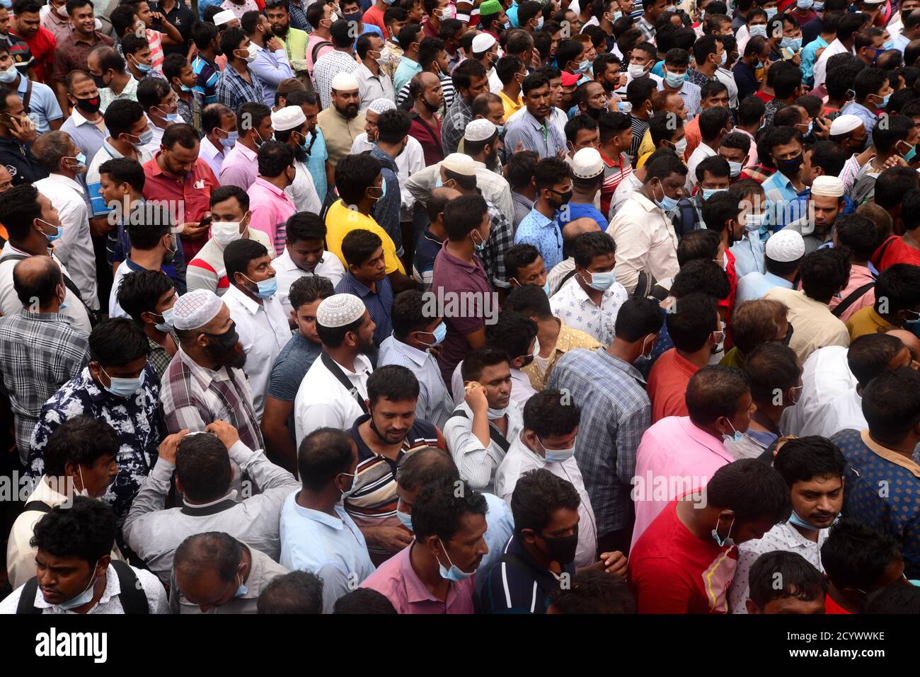 Lavoratori migranti che lavorano in Arabia Saudita dimostrazione di fronte all'ufficio Saudi Arabian Airlines chiedendo biglietti per tornare al loro posto di lavoro, dentro Foto Stock