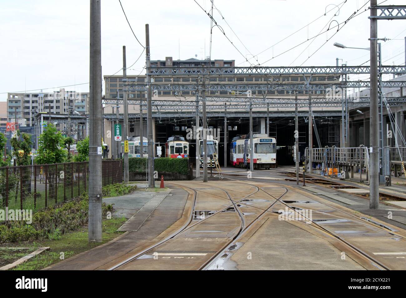 Fermata del tram intorno alla stazione di Kami-Kumamoto durante il giorno. Preso in agosto 2019. Foto Stock