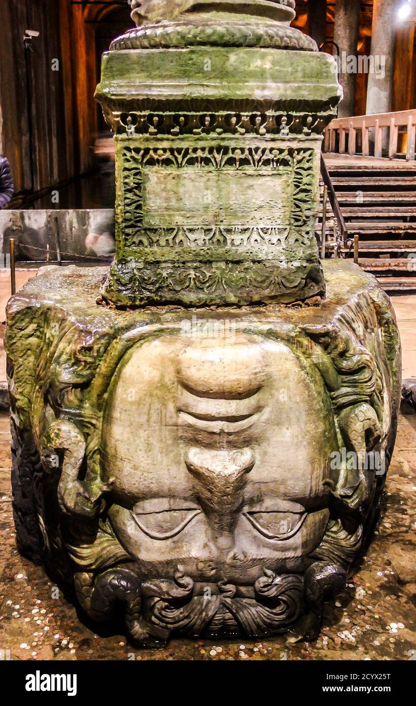 La colonna con capovolto testa di Medusa di base in Basilica Cistern. Istanbul. Turchia Foto Stock