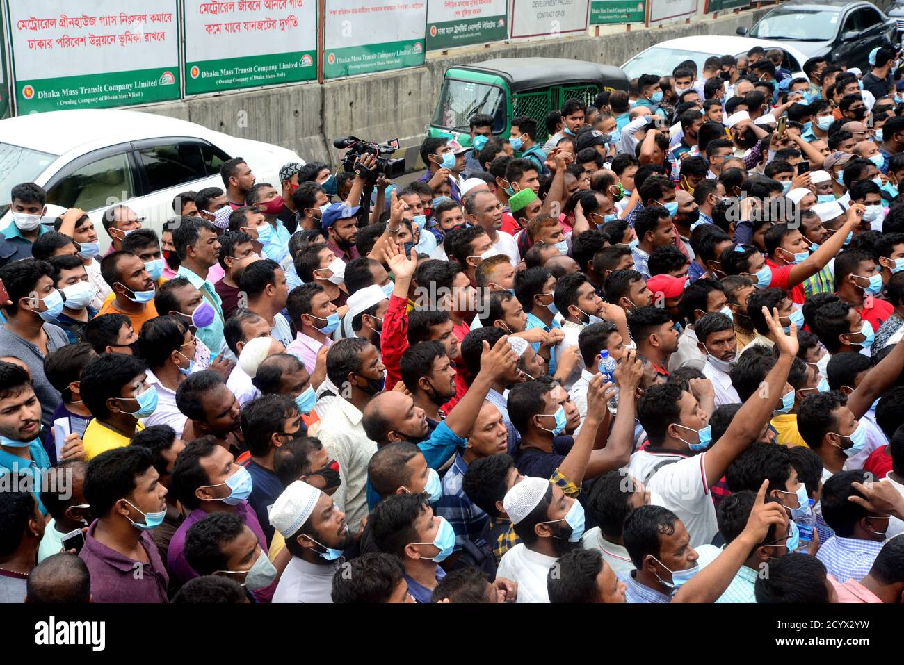 Lavoratori migranti che lavorano in Arabia Saudita dimostrazione di fronte all'ufficio Saudi Arabian Airlines chiedendo biglietti per tornare al loro posto di lavoro, dentro Foto Stock
