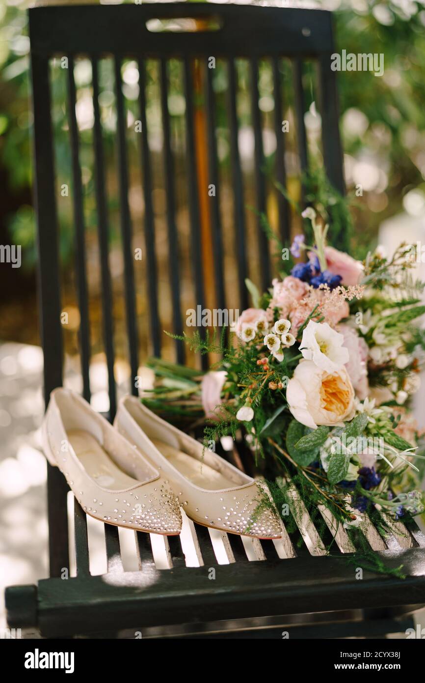Ballerine da donna per matrimoni con bouquet di fiori sulla sedia Foto  stock - Alamy