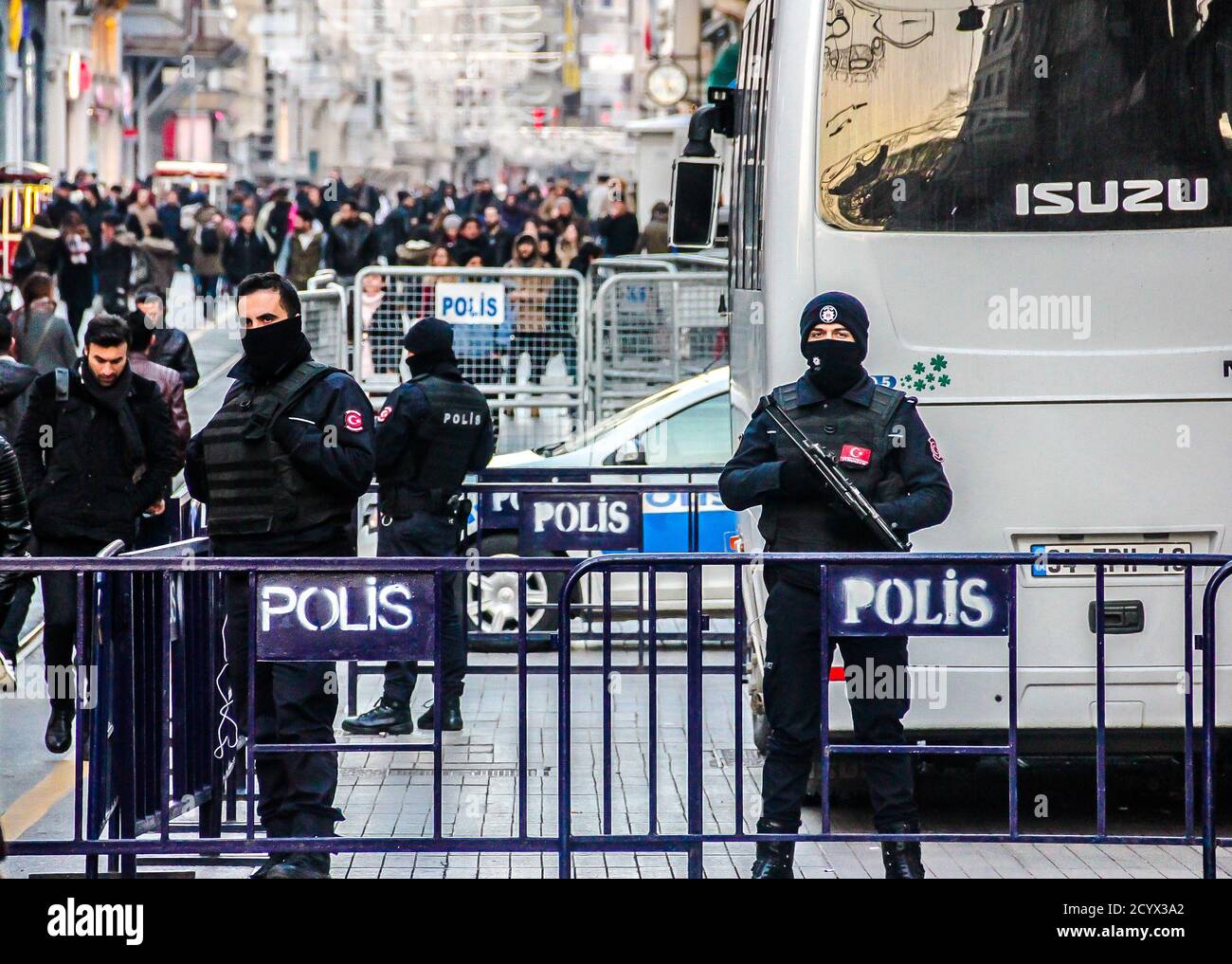 Uomini militari con armi in via Istiklal. Istanbul, Turchia Foto Stock