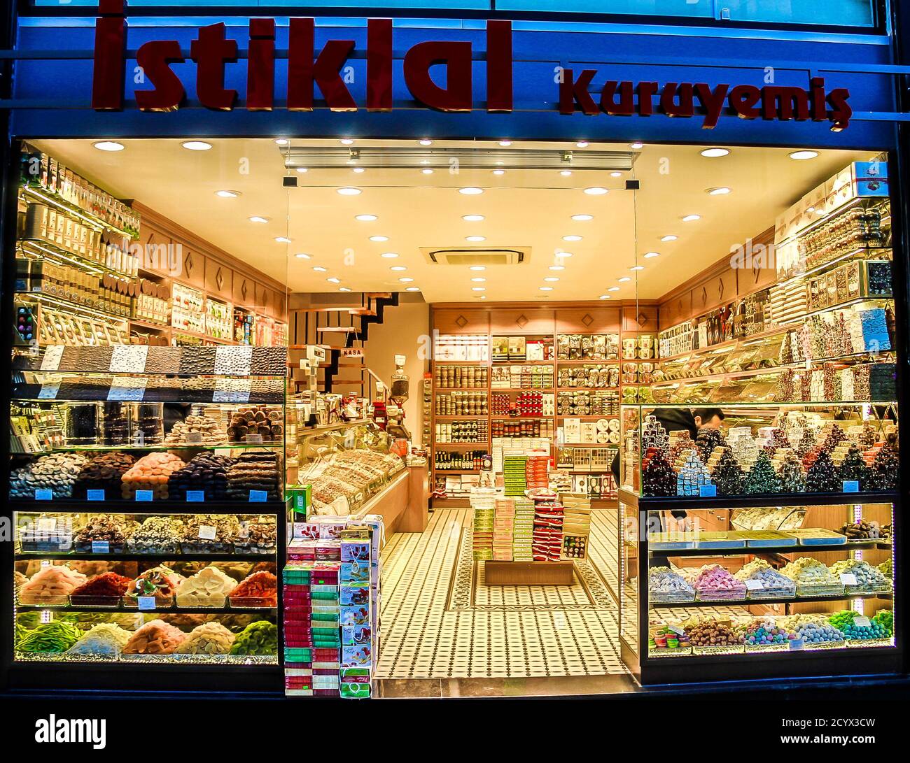 Tradizionale negozio di caramelle turche a Istiklal Street, Istanbul, Turchia. Foto Stock