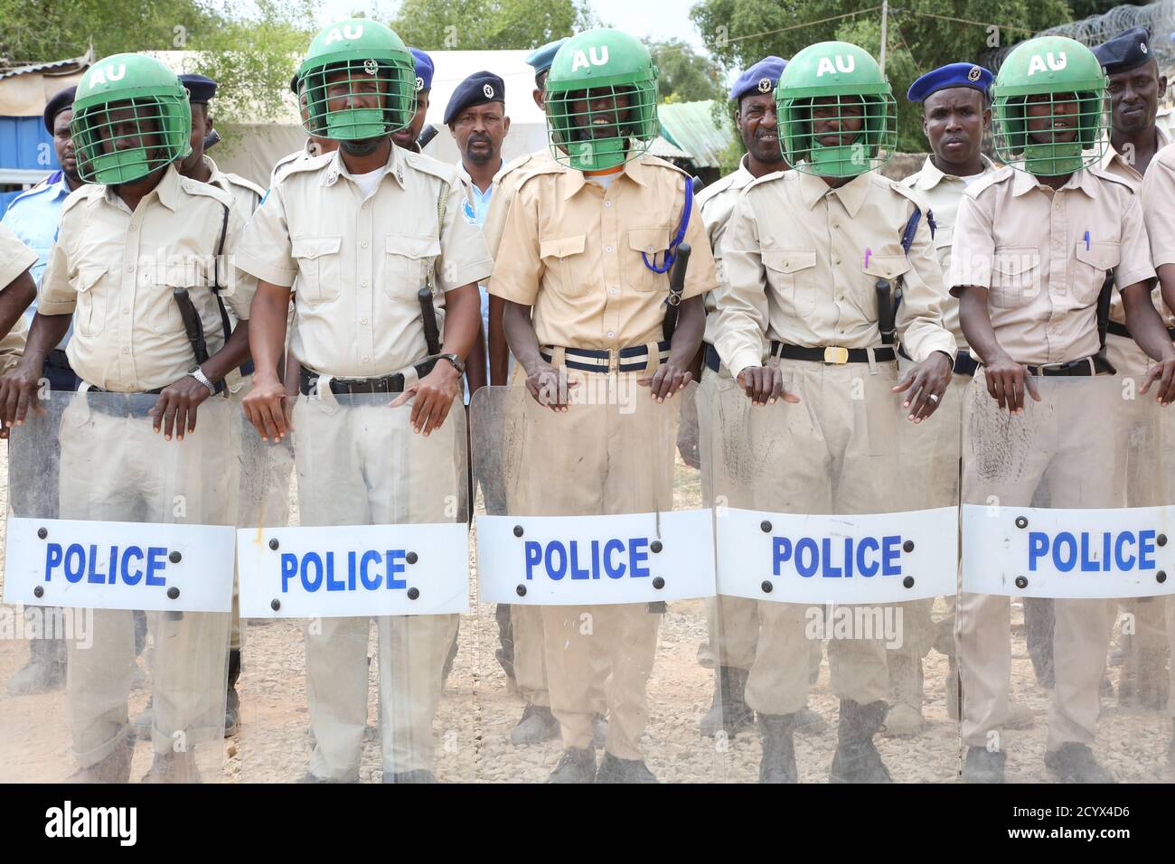 Gli agenti di polizia dello Stato sudoccidentale della Somalia dimostrano capacità di gestione dell'ordine pubblico a Baidoa, addestrati dalla componente di polizia AMISOM, il 20 luglio 2018. Foto Stock