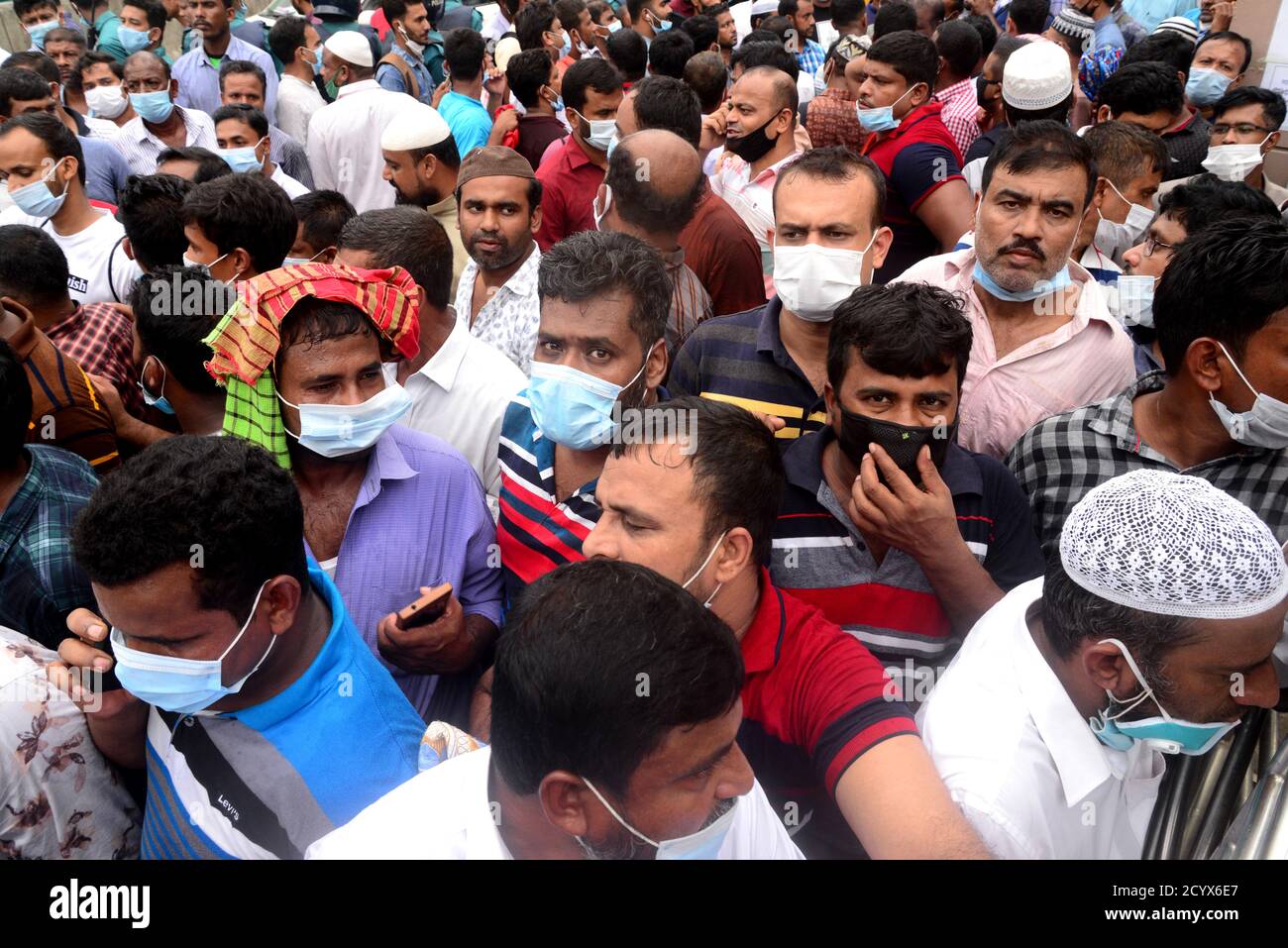 Lavoratori migranti che lavorano in Arabia Saudita dimostrazione di fronte all'ufficio Saudi Arabian Airlines chiedendo biglietti per tornare al loro posto di lavoro, dentro Foto Stock