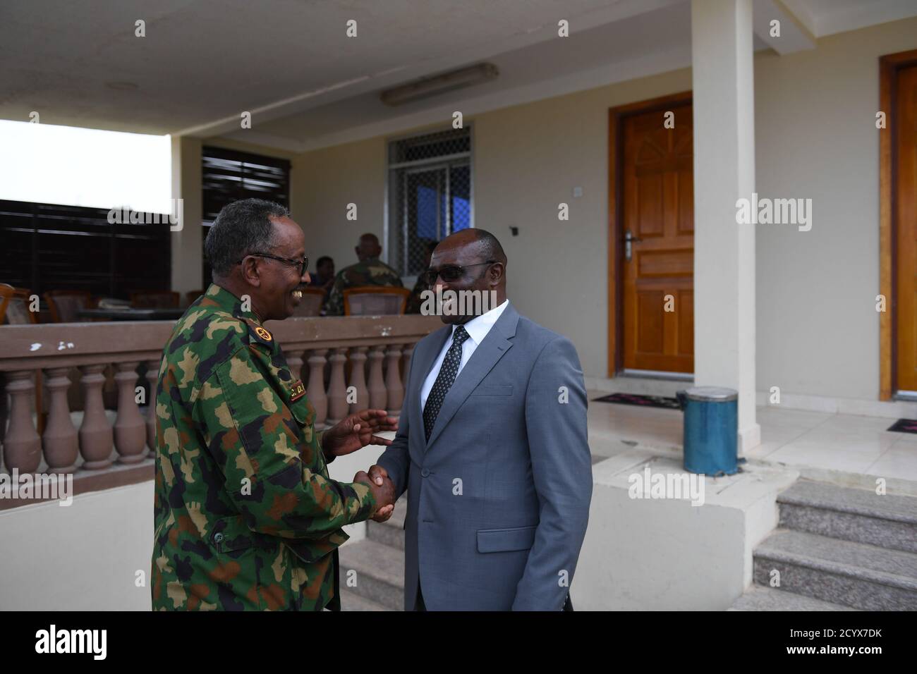 Simon Mulongo, il Vice Rappresentante Speciale del Presidente della Commissione dell'Unione Africana (DSRCC) per la Somalia, saluta il Gen. Abdiweli Jama Gorod, Capo delle forze di difesa della Somalia (CDF). Questo era a margine di un incontro alla Gendon Military Training Academy di Mogadiscio, Somalia, il 13 agosto 2018. L'AMISOM Protection, Human Rights, and Gender Office ha visitato l'Accademia per informare i soldati e i comandanti dell'SNA sul diritto umanitario internazionale che disciplina lo svolgimento delle operazioni in Somalia e sulla Politica di due diligenza dei diritti umani delle Nazioni Unite (HRDDP). AMISOM copie distribuito Foto Stock