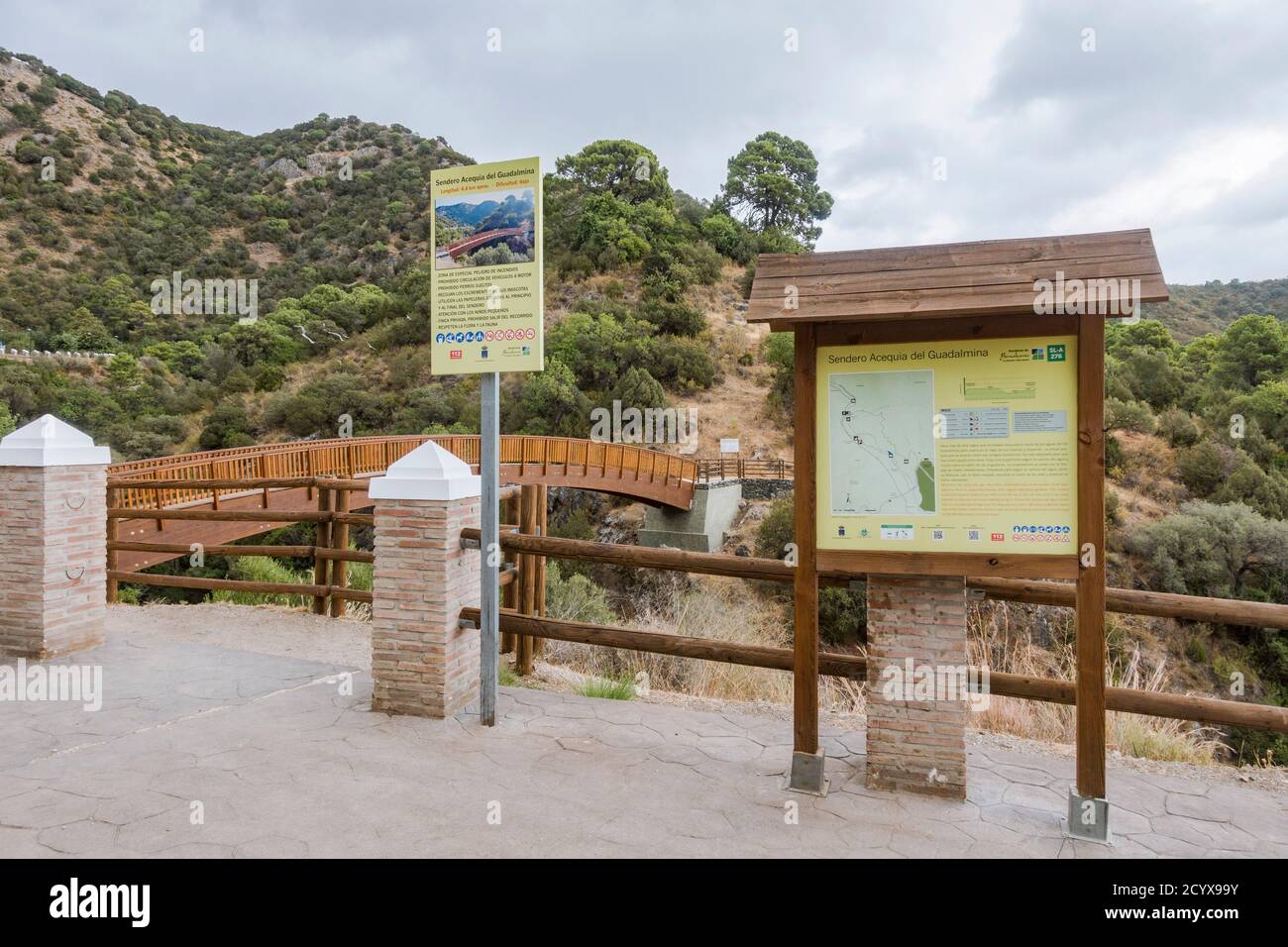Passerella in legno, presso il percorso del corso d'acqua (Acequia) vicino Guadalmina Canal Trail, Benahavis, Andalusia, Spagna. Foto Stock