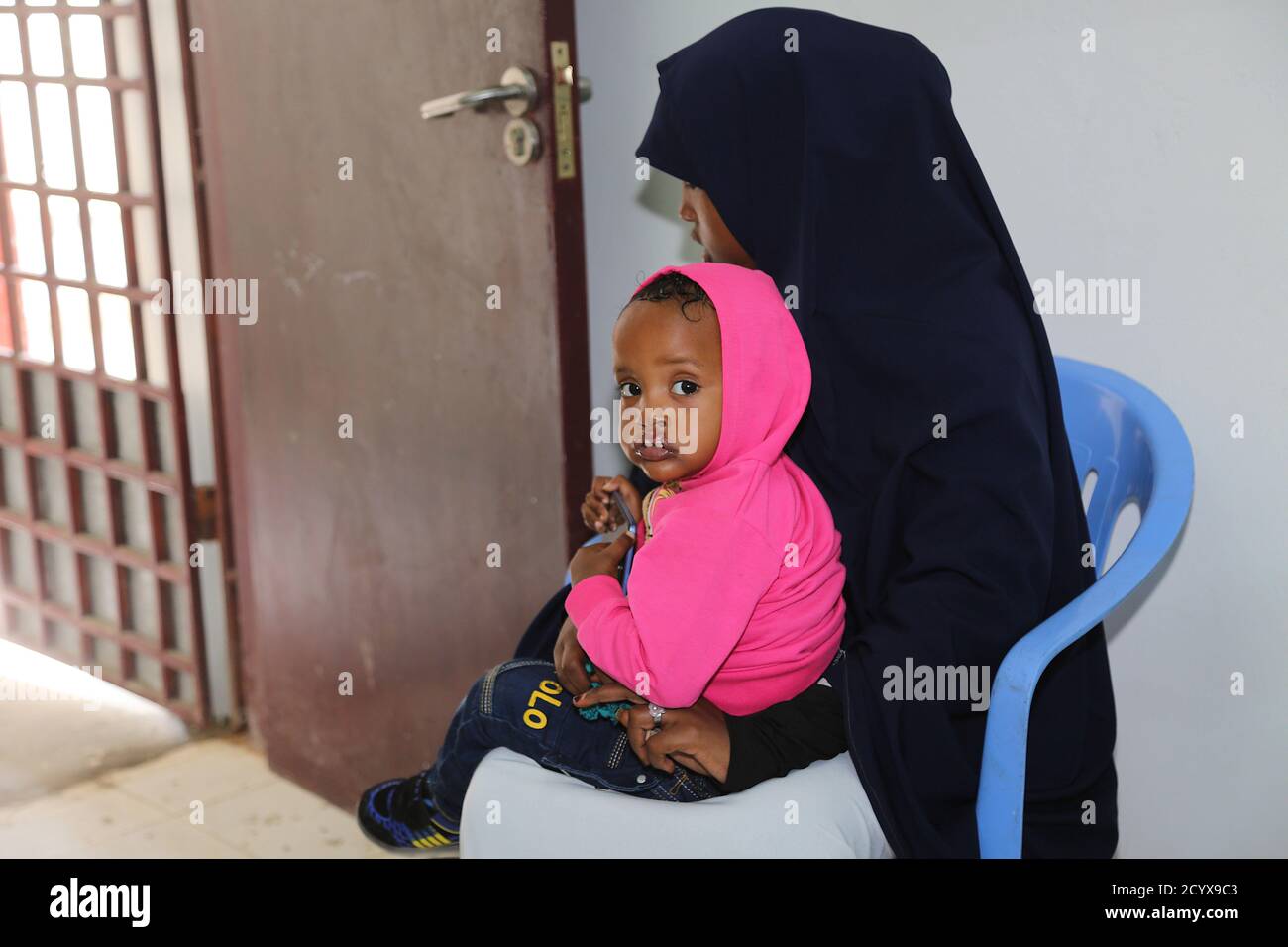 Una madre tiene il suo bambino con un labbro di stacco mentre attende di sottoporsi a chirurgia correttiva al Kismayo General Hospital, Somalia, il 30 agosto 2018. Foto Stock