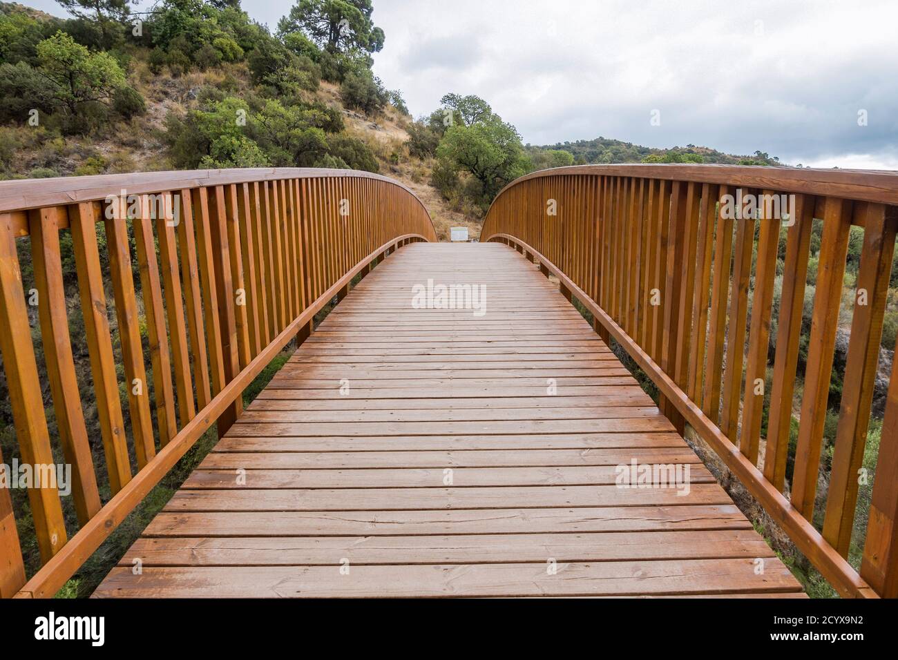 Passerella in legno, presso il percorso del corso d'acqua (Acequia) vicino Guadalmina Canal Trail, Benahavis, Andalusia, Spagna. Foto Stock