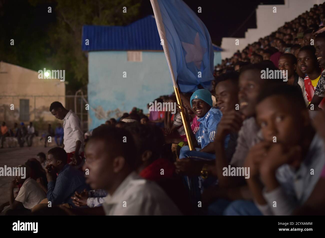 Un giovane fan guarda le finali del torneo di calcio del Distretto di Mogadiscio tra i distretti di Waaberi e Shibis la sera del 24 settembre 2018. La squadra distrettuale di Waberi ha vinto la partita 1-0. Foto Stock