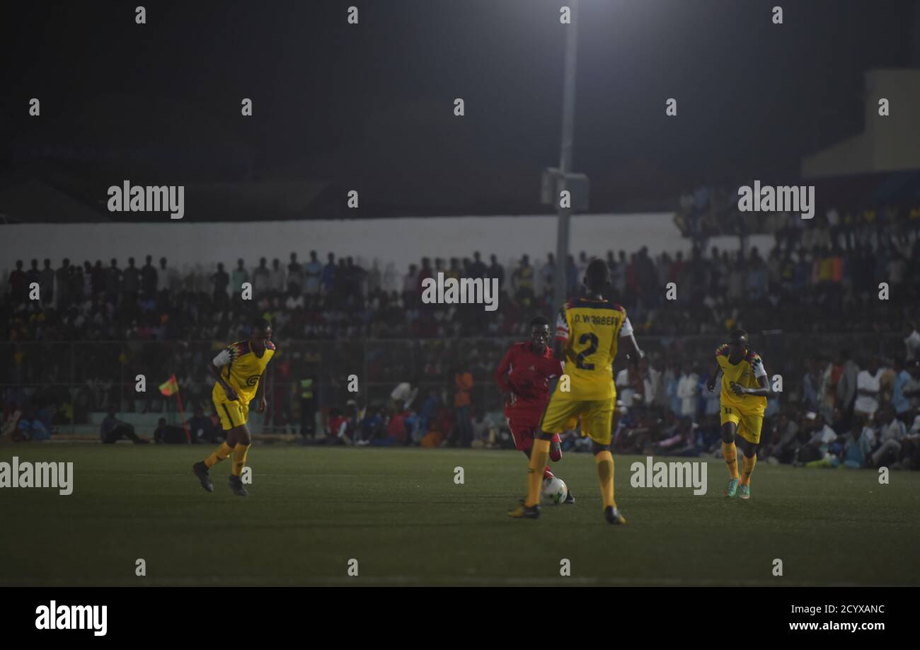 Una partita di calcio tra i distretti di Waaberi e Shibis a Mogadiscio, Somalia, il 24 settembre 2018, segna la seconda partita notturna della storia recente, simboleggiando un passo verso la stabilità nella Somalia post-guerra civile. Foto Stock