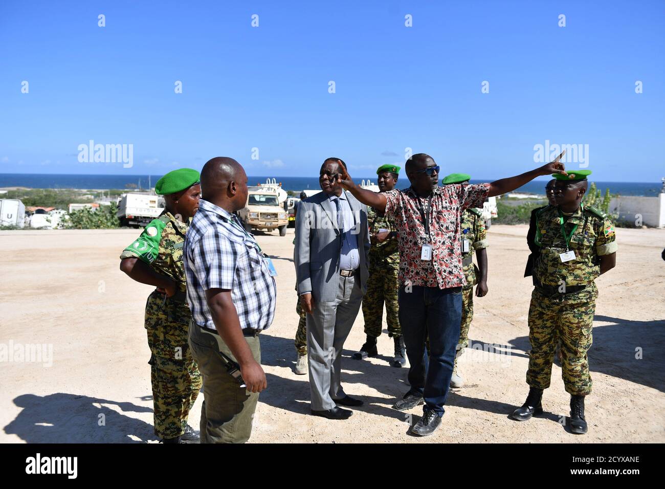 Il 19 settembre 2018, l'ingegnere civile AMISOM Andrew Alele ha guidato un tour dell'aeroporto internazionale di Mogadiscio (mia) per l'ambasciatore Francisco Madeira, l'SRCC per la Somalia, mostrando i progressi dei miglioramenti delle infrastrutture nell'aeroporto. Foto Stock