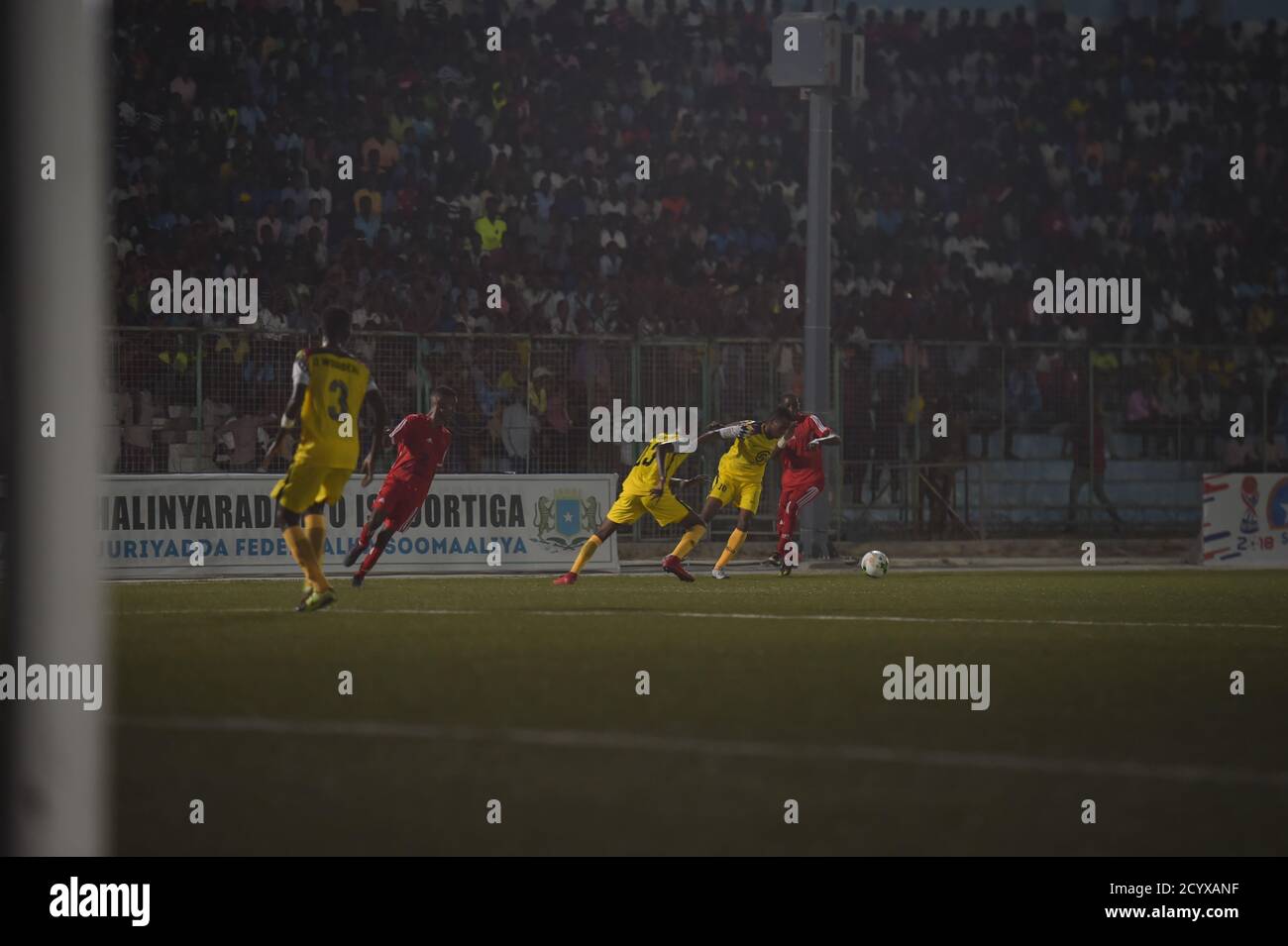 Il 24 settembre 2018, i distretti di Waaberi e Shibis si sono affrontati nella finale del torneo di calcio distrettuale di Mogadiscio. La partita, tenutasi di notte, ha segnato solo la seconda partita serale nella storia di Mogadiscio, segnalando il graduale ritorno della normalità in Somalia dopo oltre 20 anni di conflitto civile. Foto Stock
