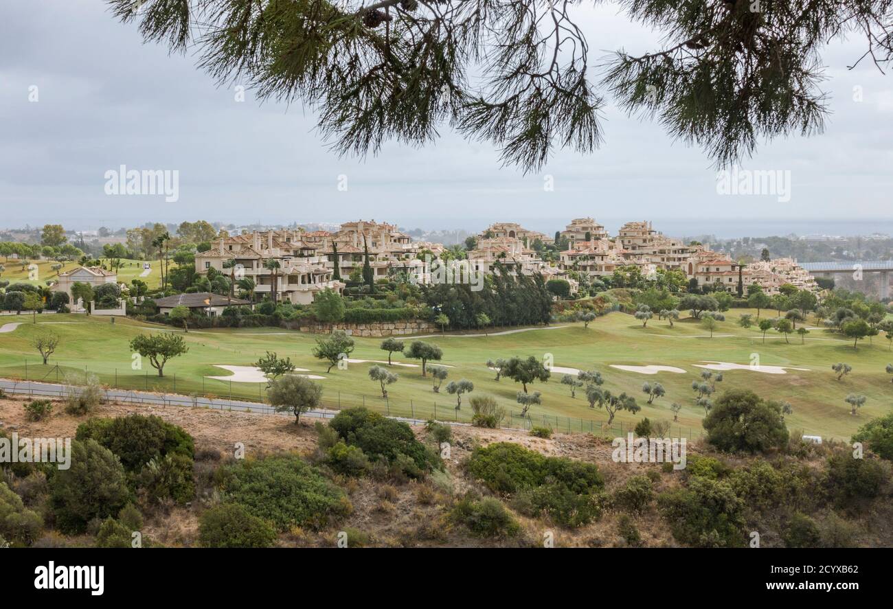 Vista sul campo da golf El Higueral da Acequia Trail, Benahavis, Costa del sol, Andalusia, Spagna. Foto Stock
