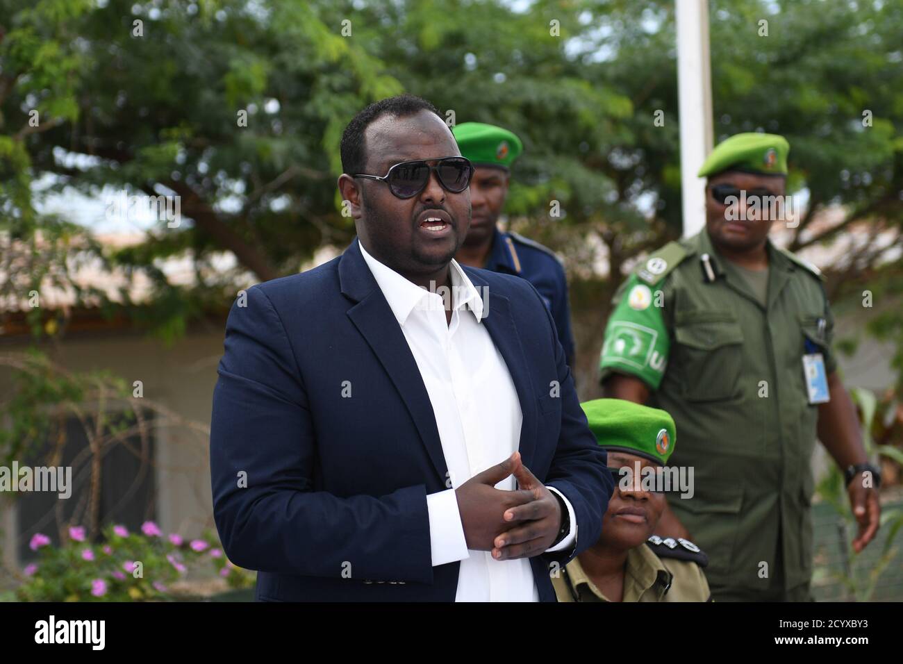 Abdulkadir Adan Jelle, ministro della sicurezza interna dello Stato di Hirshabelle, partecipa a una cerimonia a Mogadiscio, Somalia, il 4 ottobre 2018, per ricevere un veicolo donato dall'AMISOM alla polizia di Stato di Hirshabelle. Foto Stock