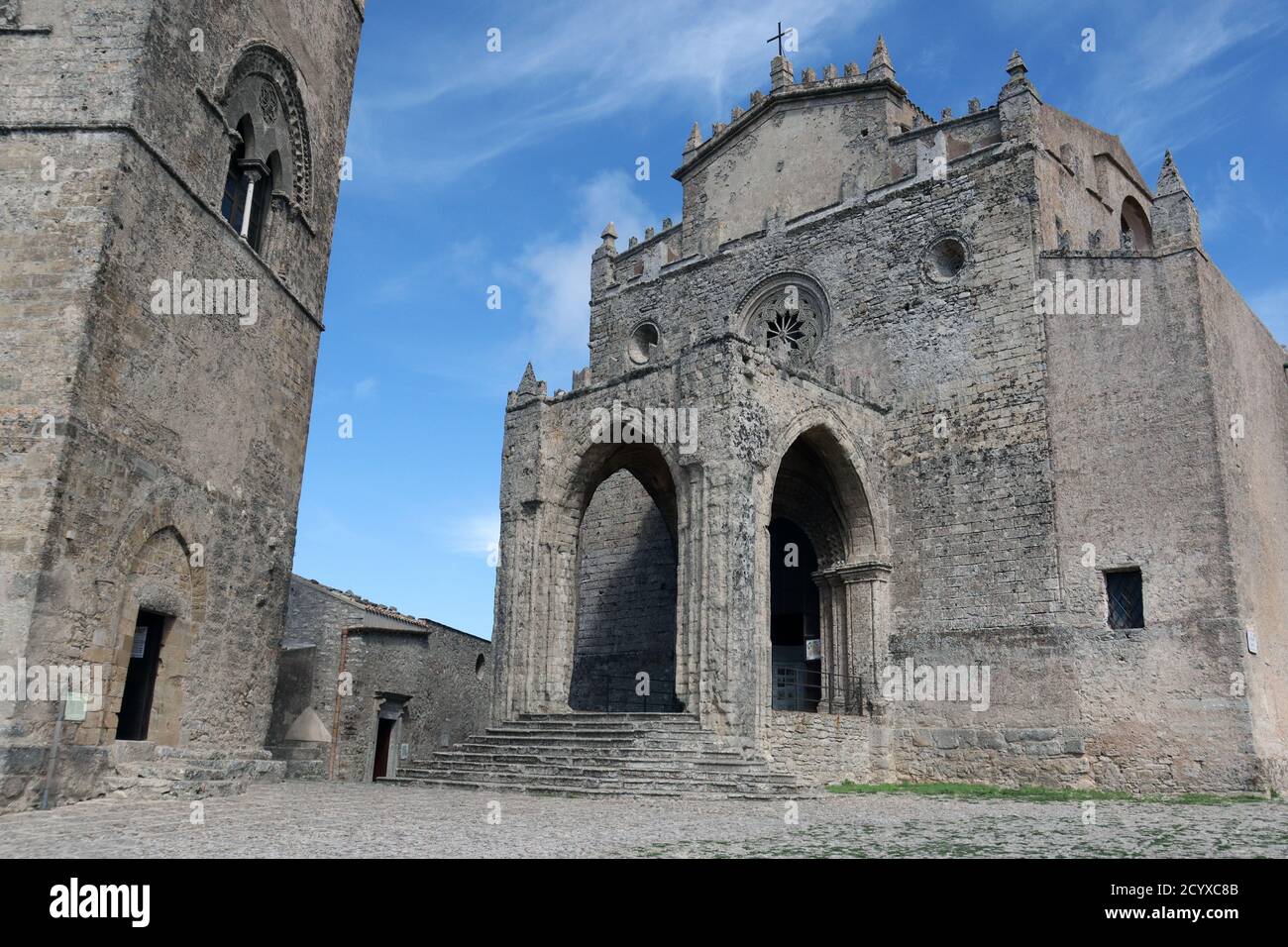 Cattedrale e campanile nell'antica città di Erice, Sicilia Foto Stock