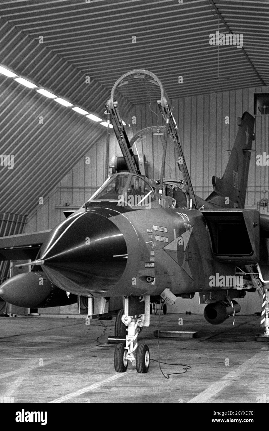 Nato in Germania, British Tornado sciopero nel suo rifugio blindato presso la base aerea RAF Bruggen (settembre 1984) Foto Stock