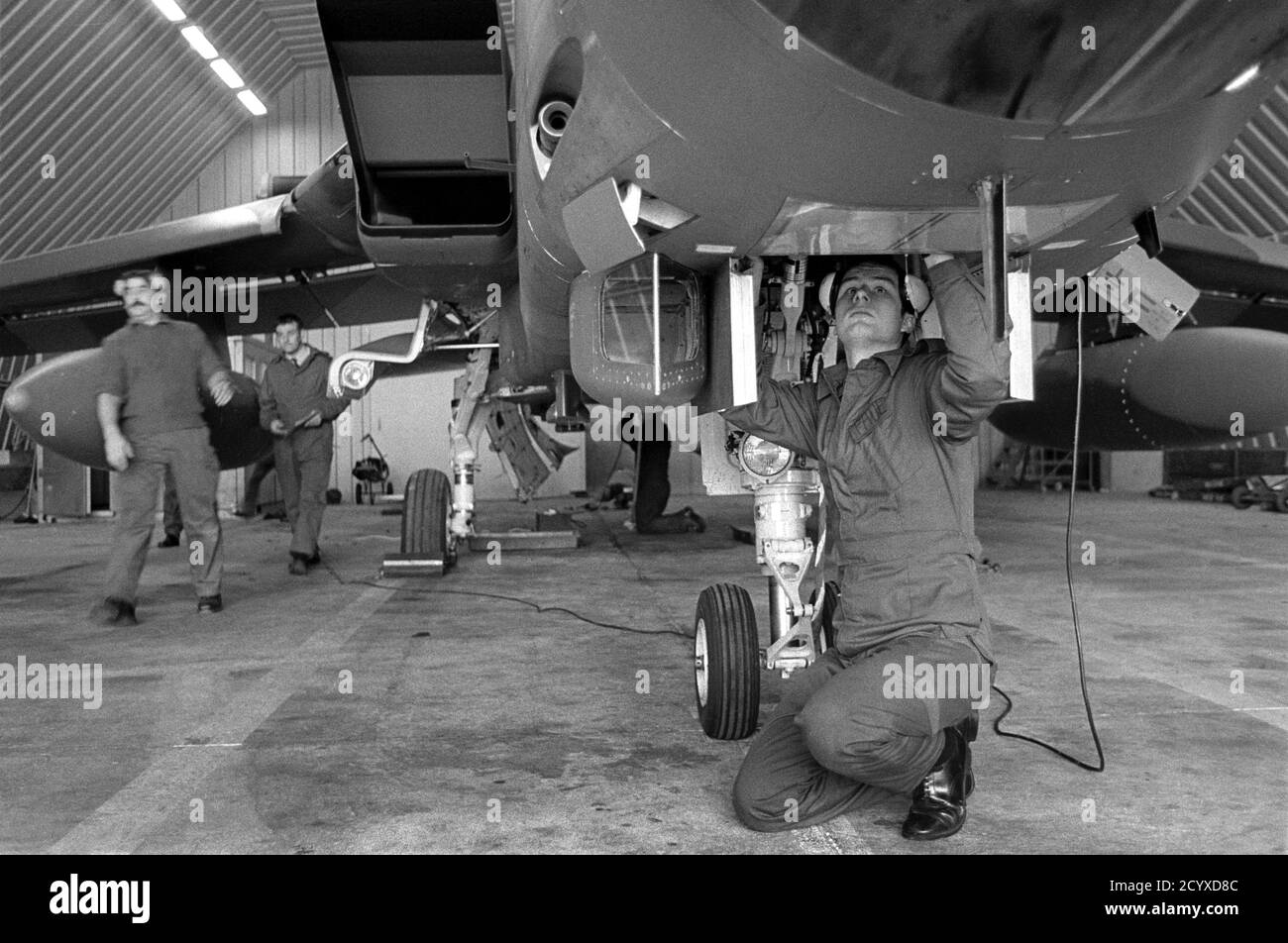 Nato in Germania, British Tornado sciopero nel suo rifugio blindato presso la base aerea RAF Bruggen (settembre 1984) Foto Stock