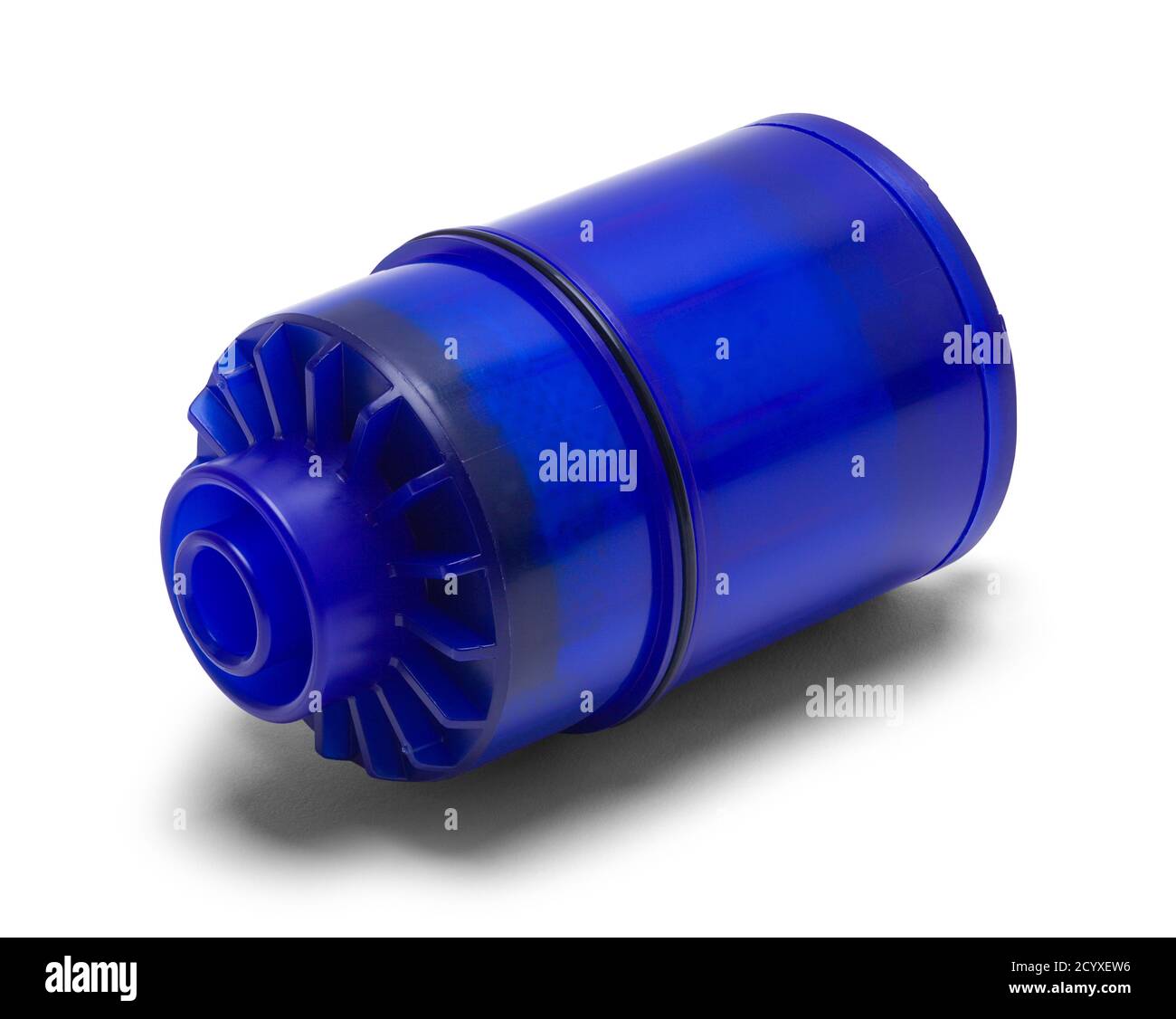 Cartuccia del filtro dell'acqua sostituibile blu, isolata in bianco. Foto Stock