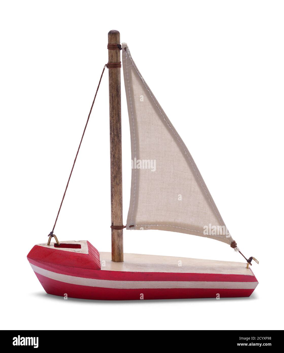 Red Wood Toy Barca a vela modello vista laterale isolato su bianco. Foto Stock