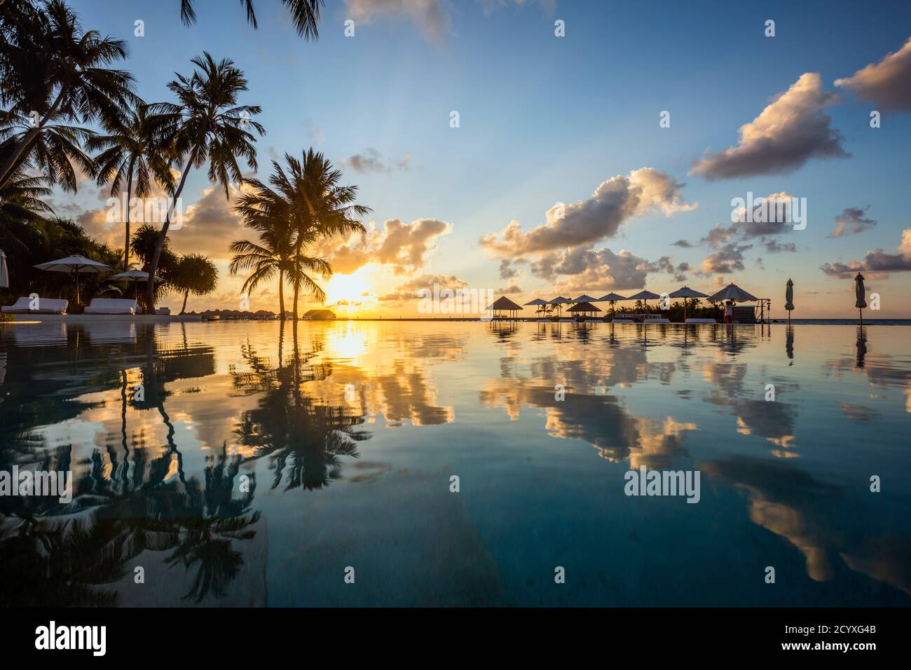 Maalifushi di Como; Tramonto all'hotel; Maldive Foto Stock
