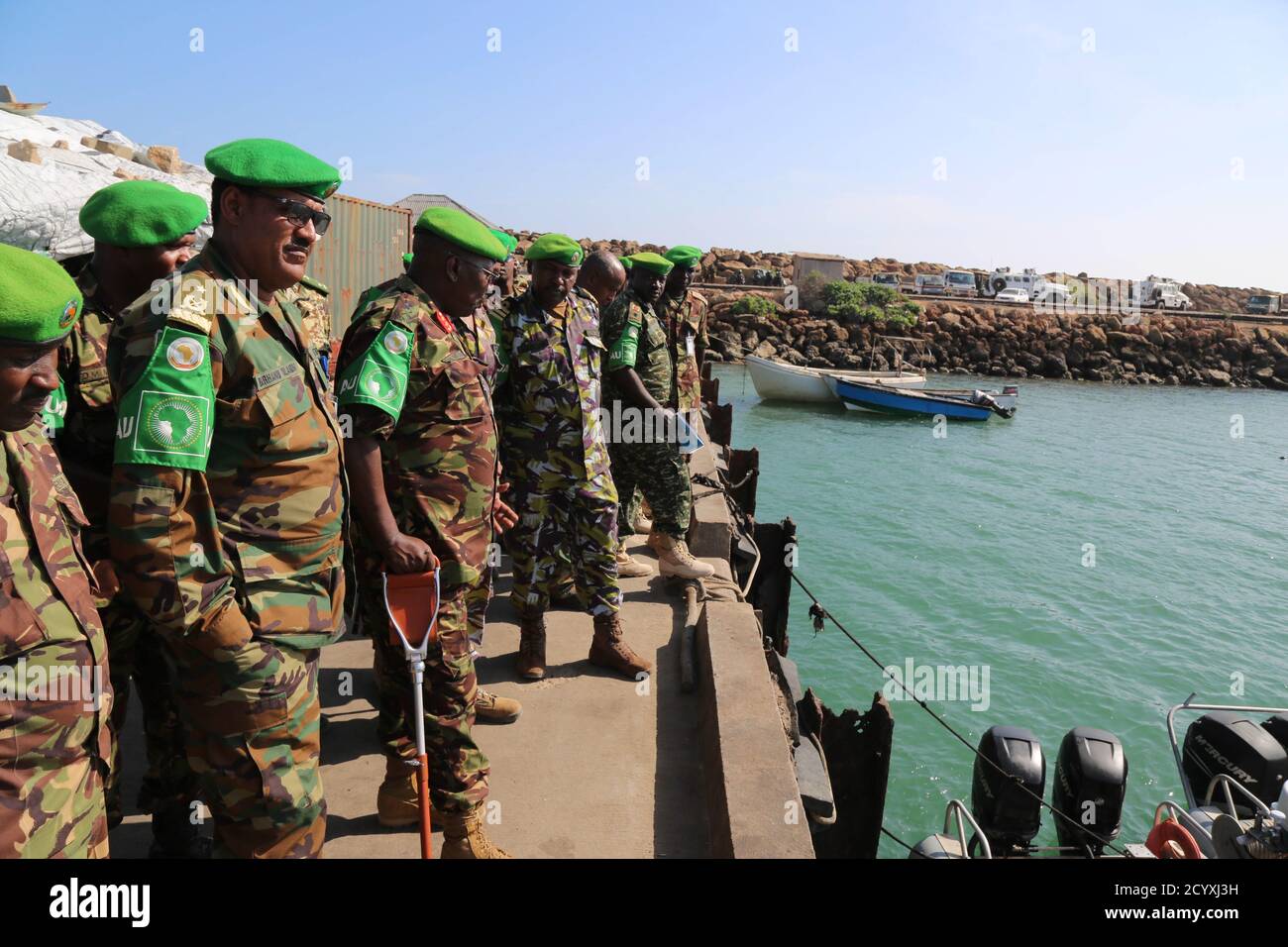 Una delegazione di ufficiali militari della Missione dell'Unione Africana in Somalia (AMISOM), guidata dal generale maggiore Charles Tai Gituai, vice comandante della forza AMISOM responsabile delle operazioni e dei piani, visita il porto di Kismayo il 15 dicembre 2018. Il generale Gituai ha visitato lo Stato di Jubbaland per valutare i progressi delle operazioni contro gli estremisti di al-Shabaab nelle aree di responsabilità AMISOM, interagire con i comandanti AMISOM e fornire morale alle truppe sul terreno. Foto Stock