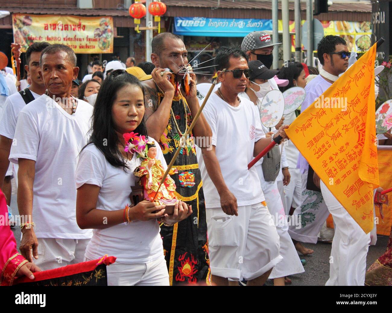 Phuket Town / Thailandia - 7 ottobre 2019: Phuket Vegetarian Festival o nove del Festival degli dei dell'Imperatore processione di strada, donna che porta la statua taoista e. Foto Stock