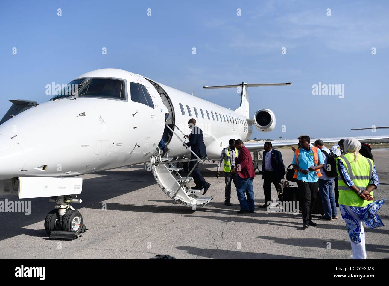 Il 18 dicembre 2018, i passeggeri sono saliti a bordo dei voli Kenya Airways presso l'aeroporto internazionale Adan Adde di Mogadiscio, in Somalia, come parte del test di volo inaugurale della compagnia aerea prima di lanciare ufficialmente i servizi a Mogadiscio. Foto Stock