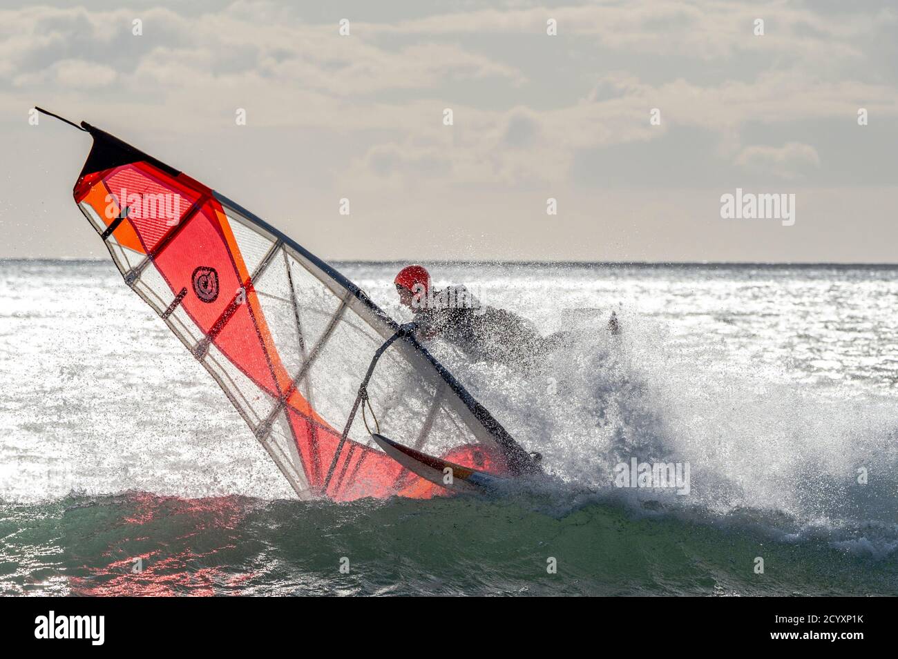 Garretstown, West Cork, Irlanda. 2 Ott 2020. Un surfista del vento alla spiaggia di Garretstown sfrutta al massimo gli alti venti causati da Storm Alex. Aaran Young di Kinsale ha trascorso il pomeriggio facendo windsurf, approfittando dei venti alti . Credit: AG News/Alamy Live News Foto Stock