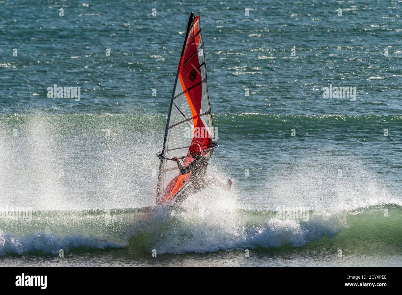 Garretstown, West Cork, Irlanda. 2 Ott 2020. Un surfista del vento alla spiaggia di Garretstown sfrutta al massimo gli alti venti causati da Storm Alex. Aaran Young di Kinsale ha trascorso il pomeriggio facendo windsurf, approfittando dei venti alti . Credit: AG News/Alamy Live News Foto Stock