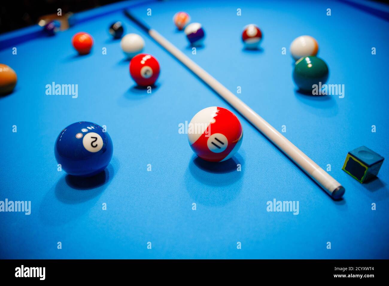 Il gioco del biliardo americano. Palline da biliardo multicolore sul tavolo da gioco. Foto Stock