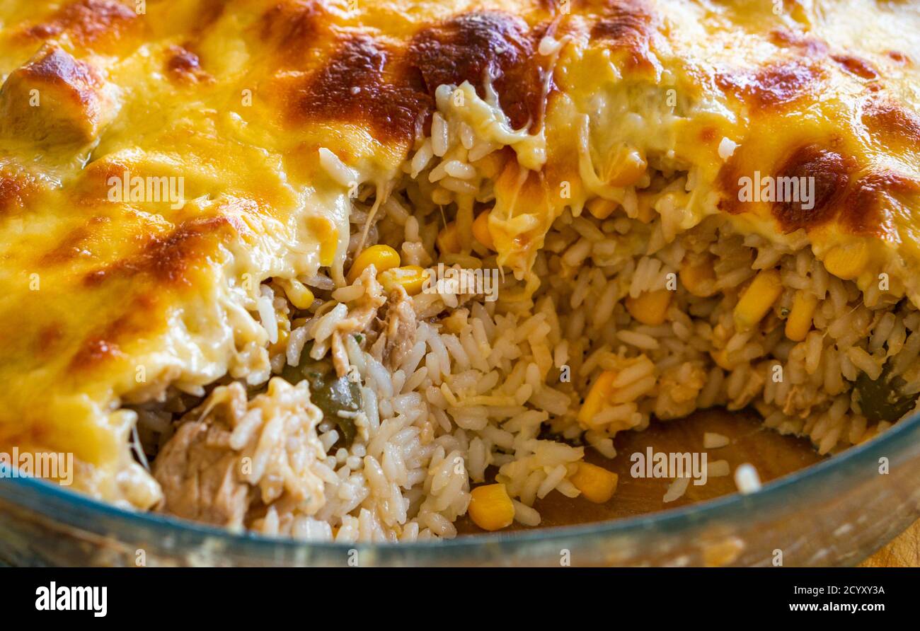 chiudere il cibo, riso mescolato con pollo tritato, mais e olive con formaggio gratinato Foto Stock