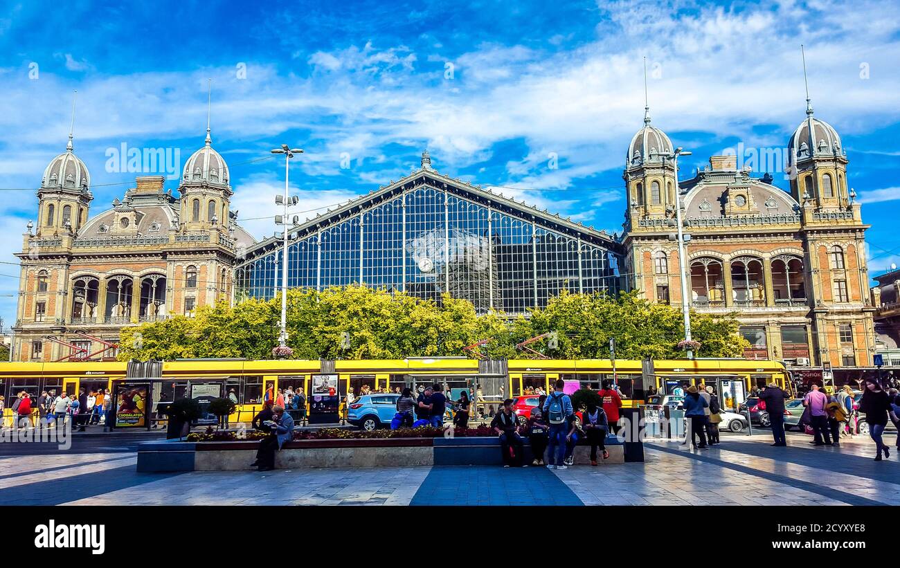 Tram di fronte alla stazione ferroviaria di Nyugati a Budapest, Ungheria. Foto Stock
