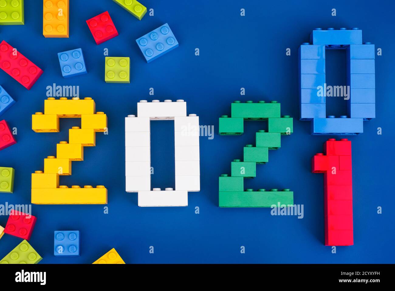 Tambov, Federazione Russa - 2020 agosto 26 concetto di nuovo anno Lego. L'anno 2020 diventa l'anno 2021. Sfondo blu. Foto Stock