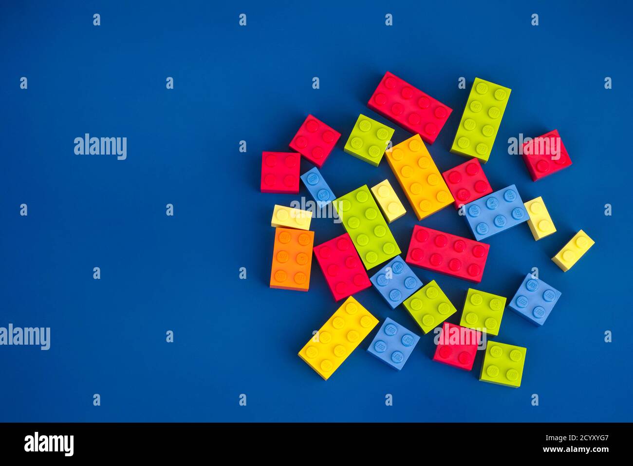 Tambov, Federazione Russa - 26 agosto 2020 heap of Lego blocchi contro sfondo blu. Foto Stock