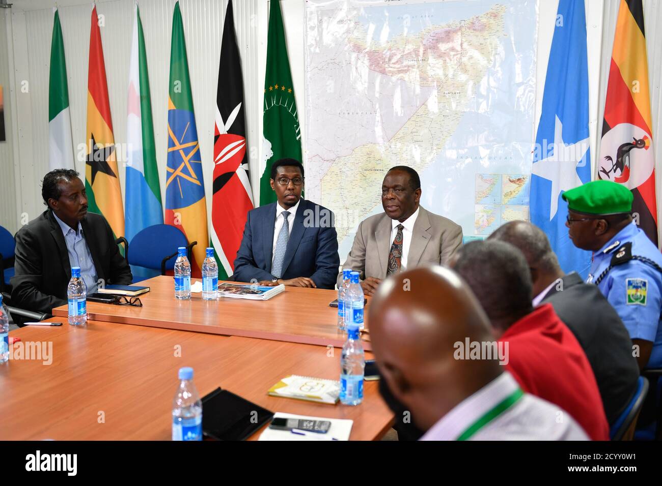 Il 26 febbraio 2019 Mohamed Abukar Islow Dualle, ministro federale della sicurezza interna somala, ha ricevuto il rapporto di valutazione della prontezza operativa per le forze regionali somale durante una cerimonia di consegna alla presenza di alti funzionari dell'AMISOM e delle Nazioni Unite a Mogadiscio. Foto Stock
