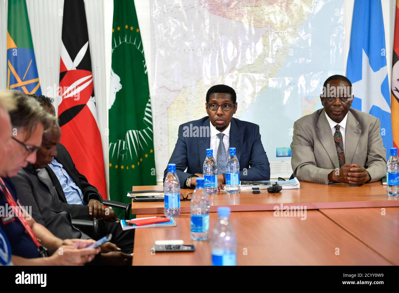 Il ministro federale somalo per la sicurezza interna Mohamed Abukar Islow Dualle riceve il rapporto di valutazione della prontezza operativa sulle forze regionali somale dall'ambasciatore Francisco Madeira in una cerimonia tenutasi a Mogadiscio il 26 febbraio 2019. Foto Stock