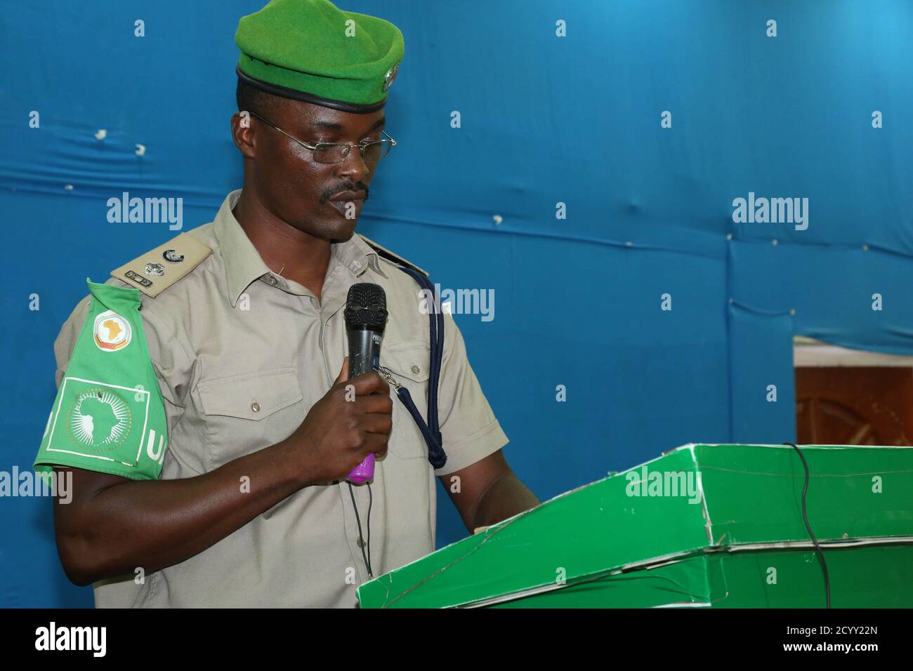 Il sovrintendente senior Christopher Kashita, un istruttore di polizia AMISOM, ha guidato un workshop di formazione per la direzione e la gestione degli agenti di polizia somali a Kismayo, nello stato di Jubbaland, Somalia, il 6 marzo 2019. Foto Stock
