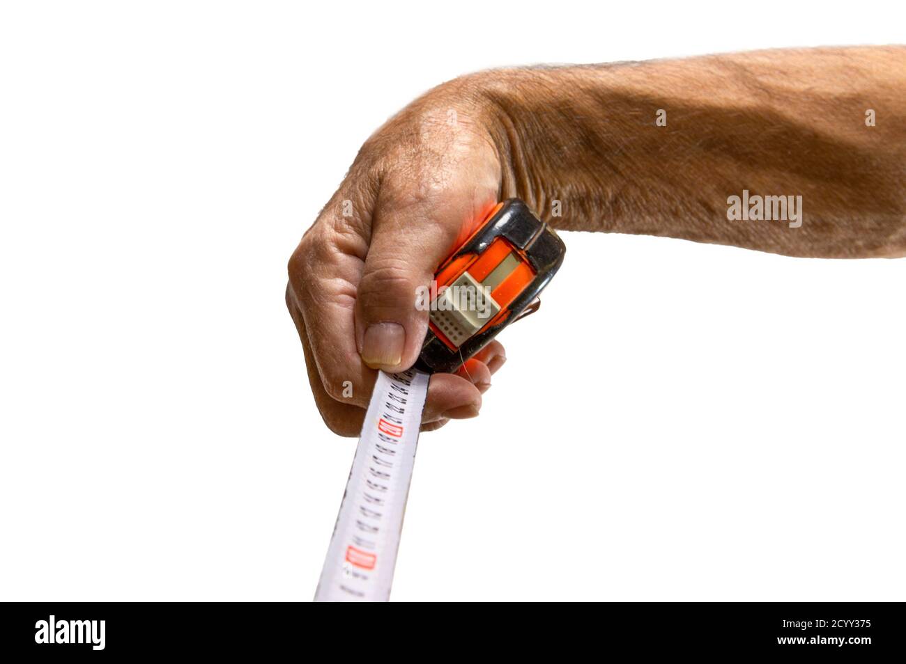 Il metro a nastro è isolato a mano su sfondo bianco Foto Stock