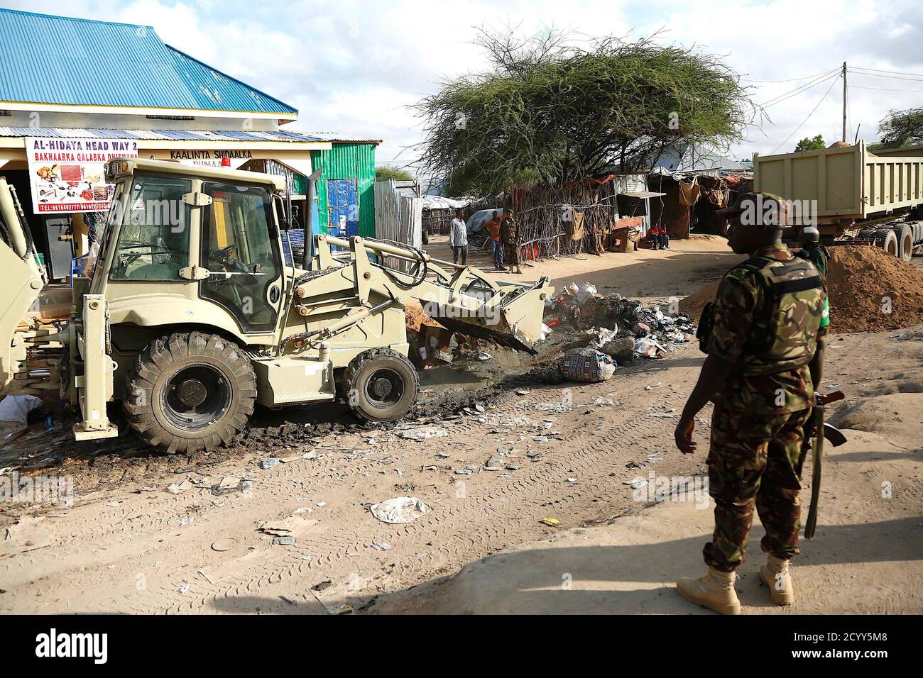 Il 6 aprile 2019, i soldati kenioti del settore due dell'AMISOM a Dhobley, Somalia, hanno riabilitato la strada principale della città come parte delle attività di cooperazione civile-militare (CIMIC) condotte dall'AMISOM per sostenere lo sviluppo delle infrastrutture locali. Foto Stock