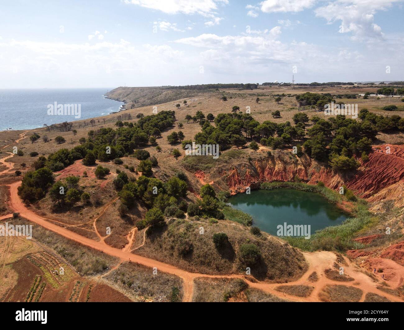 Veduta aerea - Lago di bauxite, Puglia. Uno dei luoghi più famosi della Puglia, a sud d'Italia Foto Stock
