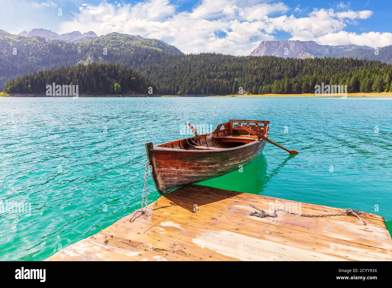 Barca solitaria nel Lago Nero della zona Durmentor In Montenegro Foto Stock