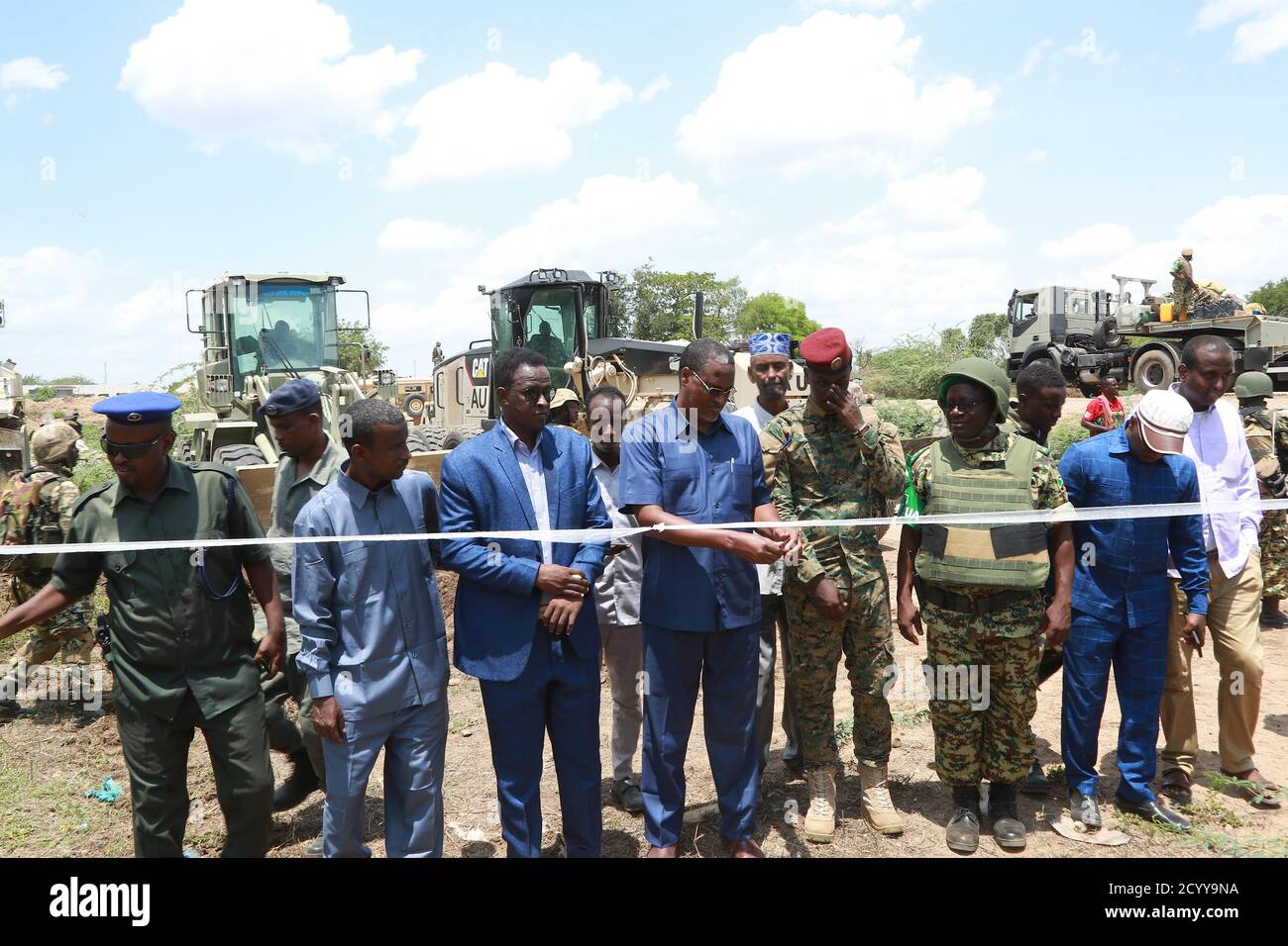 Ahmed Meyre Makaran, governatore di Middle Shabelle, inaugura il progetto di riabilitazione stradale che collega l'aeroporto di Jowhar alla città di Jowhar a HirShabelle, Somalia, il 2 maggio 2019. Foto Stock