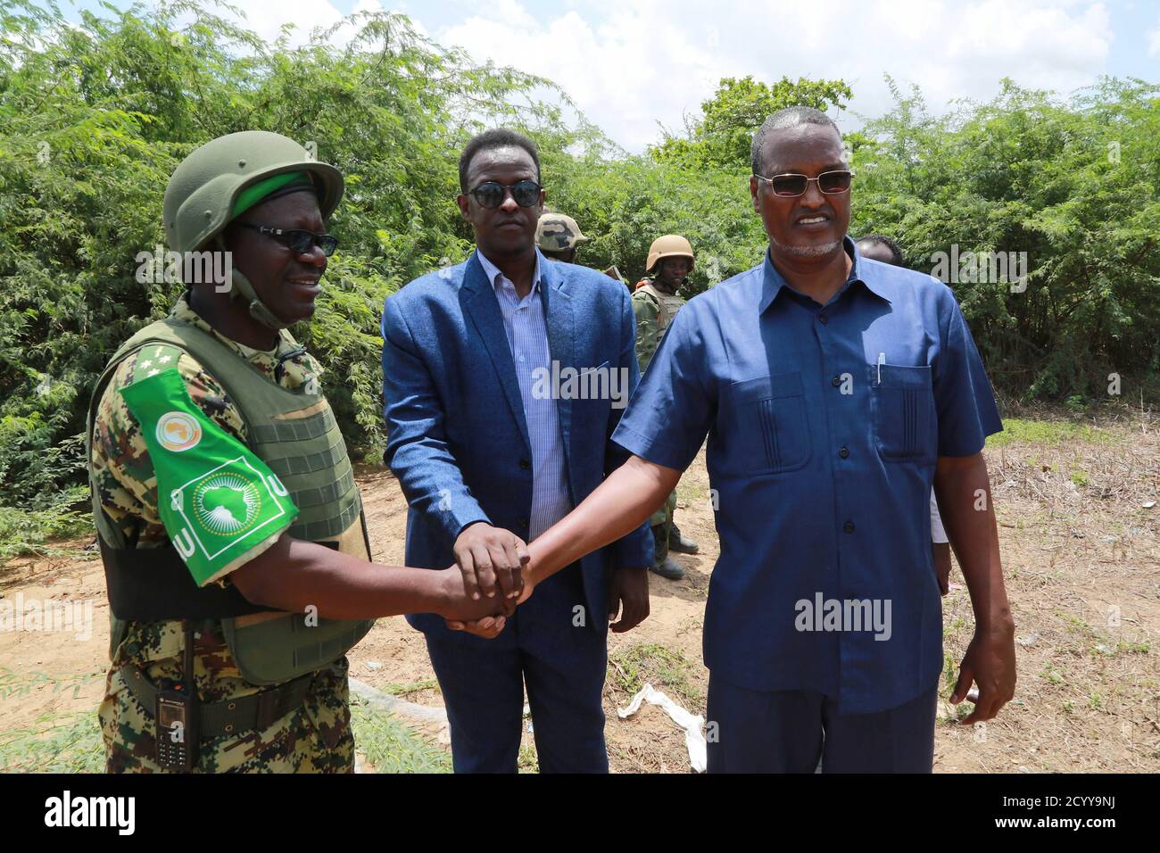 Il 2 maggio 2019, il colonnello Jean Marie Vianney Nzigirabarya, Yasin Ahmed Mohamud e Ahmed Meyre Makaran hanno partecipato al lancio di un progetto di riabilitazione stradale nello Stato di HirShabelle, Somalia, che simboleggia l'unità tra la leadership militare e locale. Foto Stock