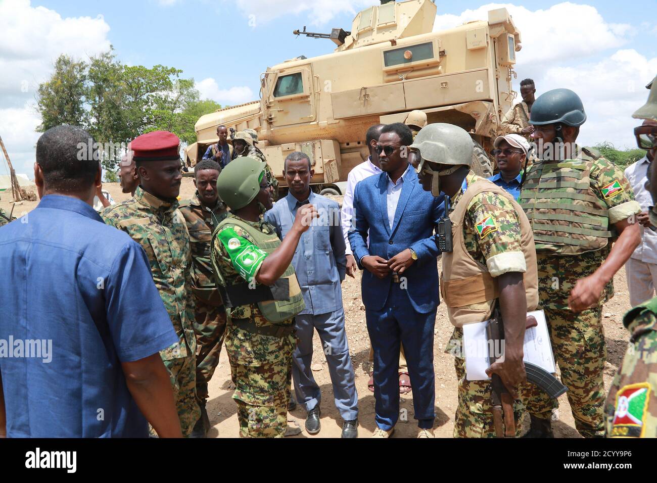 Jean Marie Vianney Nzigirabarya (terzo da sinistra), l'AMISOM Burundi contingente settore 5 Operations Officer, interagisce con i funzionari statali HirShabelle. Ciò è avvenuto durante il lancio della riabilitazione di una strada che collega l'aeroporto di Jowhar alla città di Jowhar nello Stato di HirShabelle, Somalia, il 02 maggio 2019. Il personale militare che opera nell'ambito della Missione dell'Unione Africana in Somalia (AMISOM) sta svolgendo l'attività di riabilitazione stradale. Foto Stock