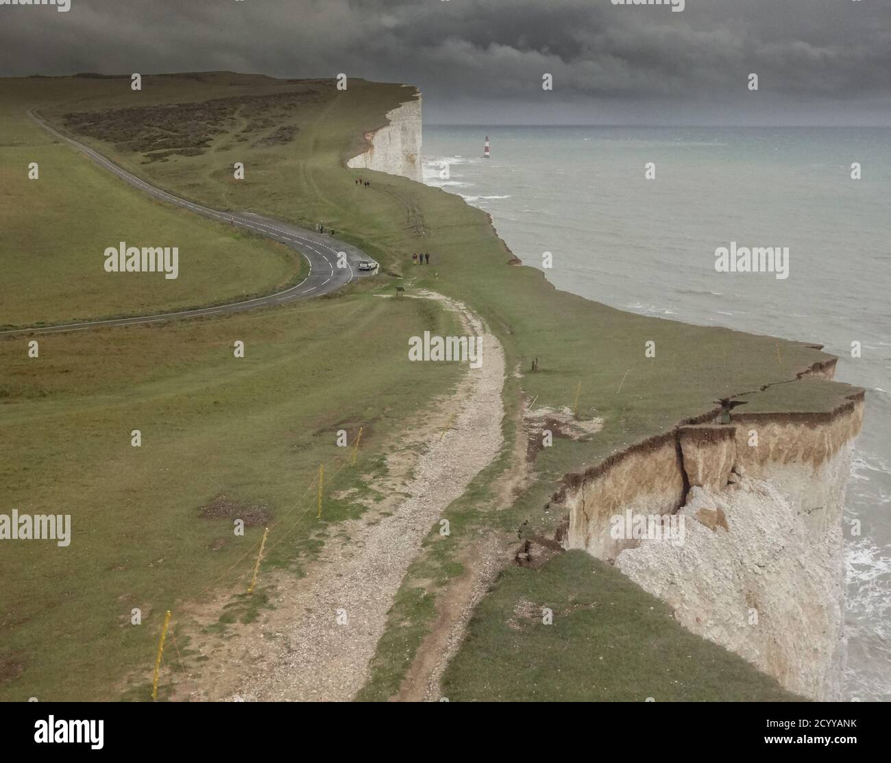 Eastbourne, Sussex, Regno Unito. 2 Ott 2020. Cieli oscuri, vento e forti docce a pioggia vede l'arrivo di Storm Alex. L'erosione delle scogliere di gesso sta accelerando a causa della pioggia. Questa grande sezione di roccia vicino a Belle Tout probabilmente cadrà al mare molto presto. Sono stati emessi avvisi per l'ufficio MET relativi a vento e pioggia. Credit: David Burr/Alamy Live News Foto Stock