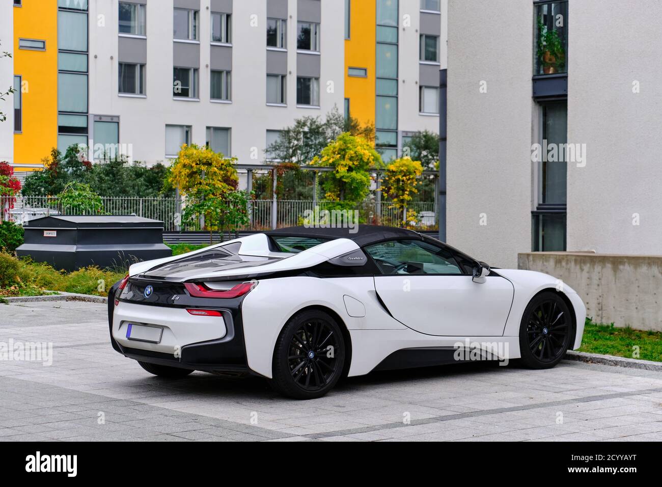 Espoo, Finlandia - 16 settembre 2020: BMW i8 è un'auto sportiva ibrida plug-in nel cortile di un quartiere di Espoo. Foto Stock