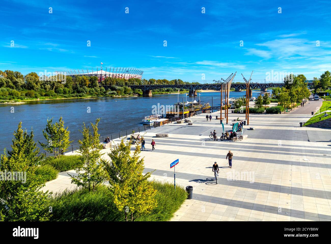 Vistula Riverbank con il PGE National Stadium sullo sfondo, Varsavia, Polonia Foto Stock