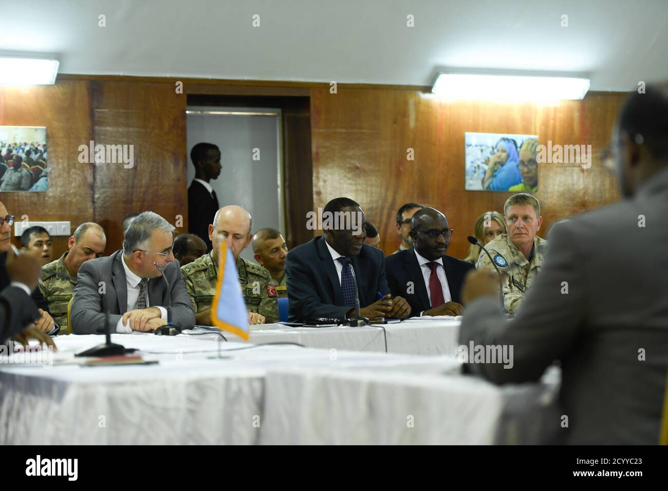 Alti funzionari dell'AMISOM e dei partner internazionali partecipano a una conferenza sulla sicurezza a Mogadiscio, Somalia, per esaminare le operazioni congiunte dell'esercito nazionale somalo e dell'AMISOM nella lotta contro al-Shabaab, tenutasi il 18 maggio 2019. Foto Stock