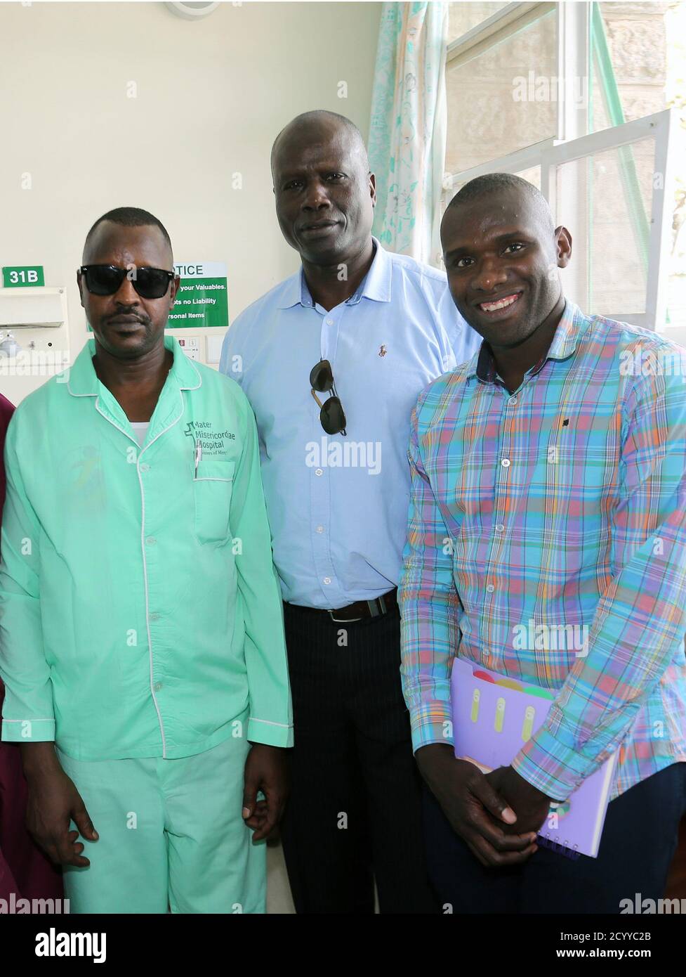 Il 17 maggio 2019, il maggiore generale Francis Okello della African Union Peace Support Operations Division (AU PSOD) ha visitato un soldato AMISOM ferito all'ospedale Mater Misericordiae di Nairobi, in Kenya. Il soldato si stava riprendendo dalle ferite subite durante le operazioni di mantenimento della pace in Somalia. Foto Stock